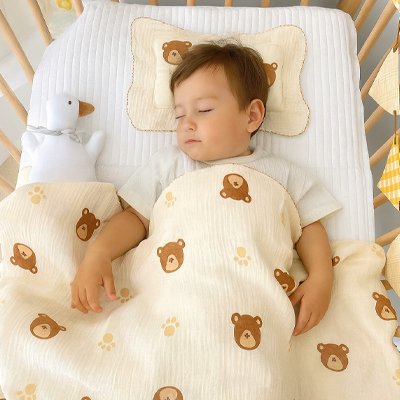 Couverture bébé motif ours bébé endormi sur le dos