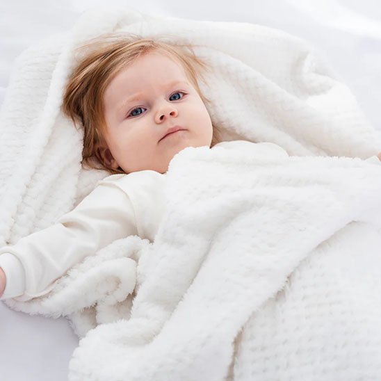 Couverture bébé petite fille allongée