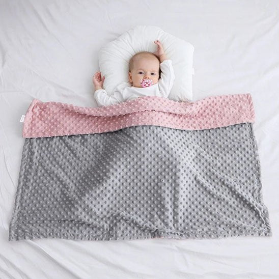 Couverture bébé rose et grise bebe allonge