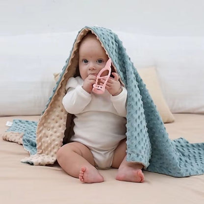 Couverture bébé rose poudrée et grise bébé assis avec jouet