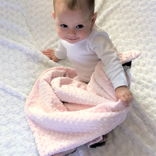 couverture bebe rose douce bebe assis