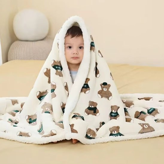 couverture bebe blanche motif oursons marrons bebe assis