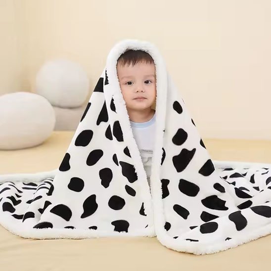 couverture bebe blanche motif taches noires bebe assis