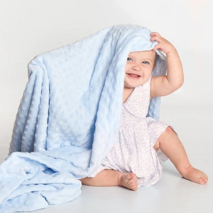 couverture bebe bleue douce bebe jouant