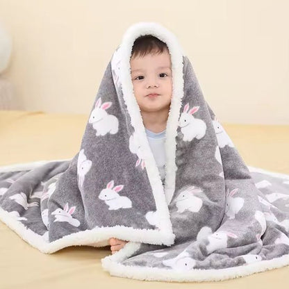 couverture bebe grise motif lapin bebe assis