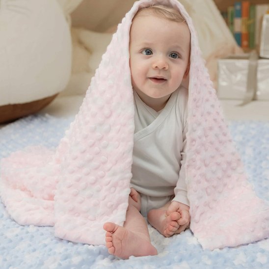couverture bebe rose douce bebe assis sourire