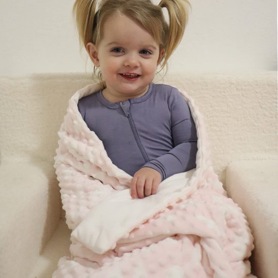 couverture bebe rose douce petite fille assise 