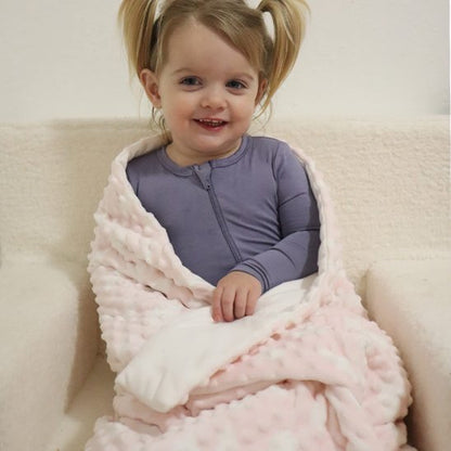 couverture bebe rose douce petite fille assise 