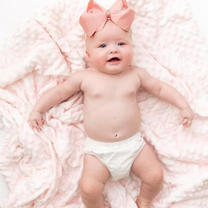 couverture bebe rose poudre douce bebe souriant